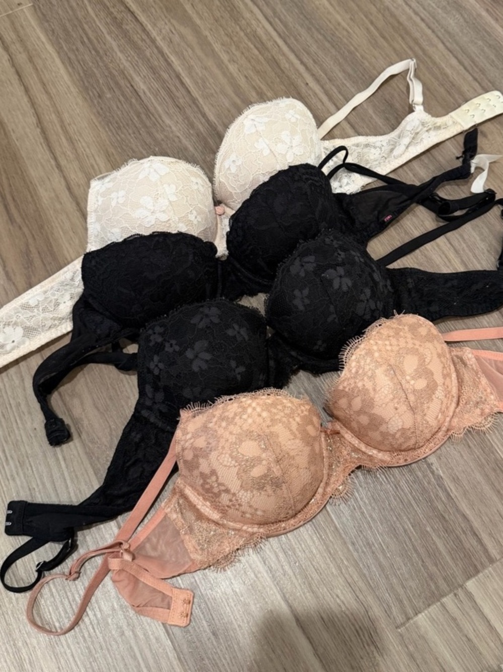 Set of 4 Victoria’s Secret bras